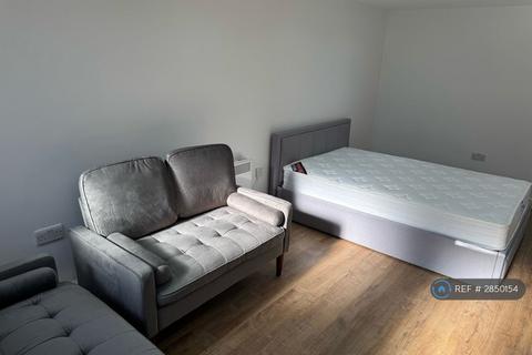 Studio to rent, Mawney Road, Romford, RM7