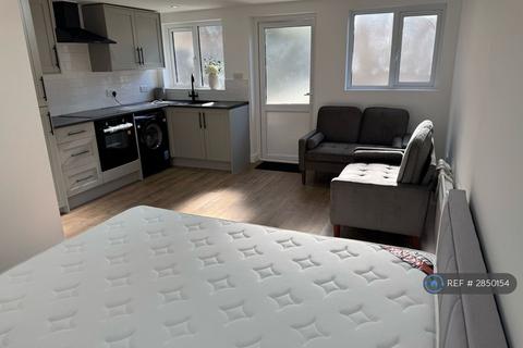 Studio to rent, Mawney Road, Romford, RM7