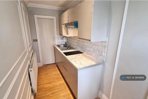 Studio to rent, Powys Lane, London, N14