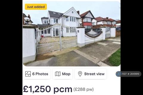 Studio to rent, Powys Lane, London, N14