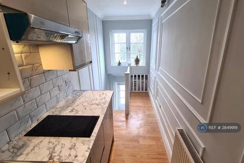 Studio to rent, Powys Lane, London, N14
