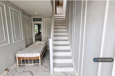 Studio to rent, Powys Lane, London, N14