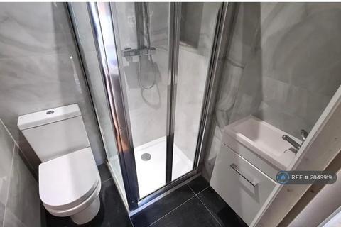 Studio to rent, Powys Lane, London, N14