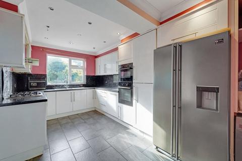 Tunstall Avenue, IG6 3EG