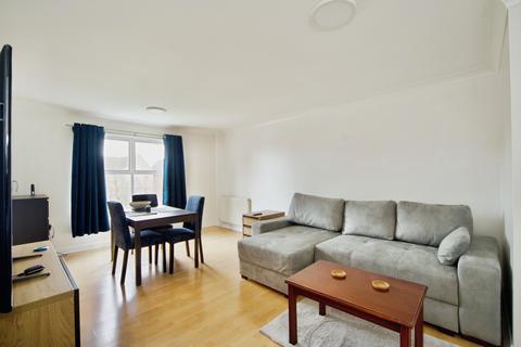 Cobham Close, Enfield, EN1