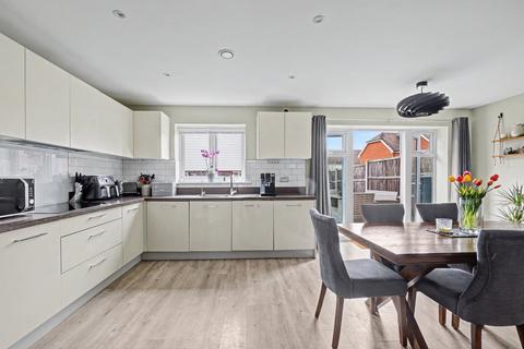 4 bedroom detached house for sale, Matthews Close, Snodland ME6
