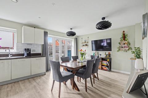 4 bedroom detached house for sale, Matthews Close, Snodland ME6