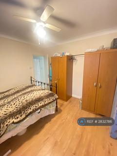 3 bedroom flat to rent, Harlington Road West, Feltham, TW14