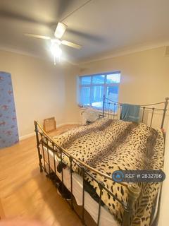 3 bedroom flat to rent, Harlington Road West, Feltham, TW14