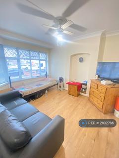 3 bedroom flat to rent, Harlington Road West, Feltham, TW14
