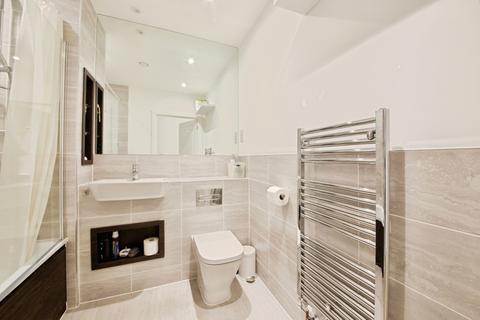 2 bedroom flat for sale, Finlay Gardens, Hornchurch, RM12