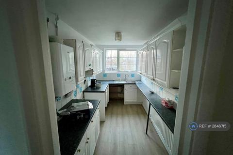 3 bedroom semi-detached house to rent, Greatfields Road, Barking, IG11