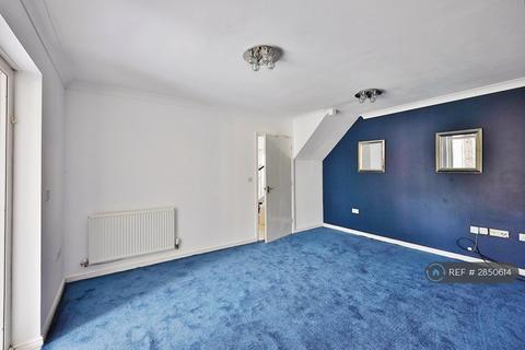 3 bedroom end of terrace house to rent, Guernsey Way, Kent, TN24