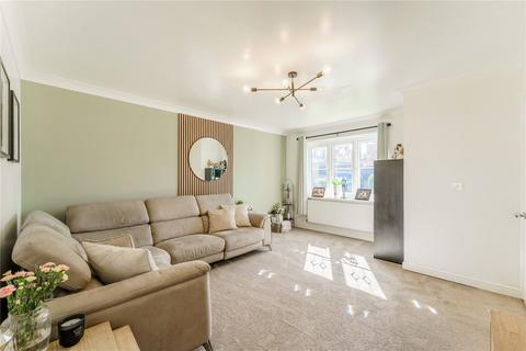 3 bedroom semi-detached house for sale, Ryegrass Gardens, Castleford, West Yorkshire, WF10
