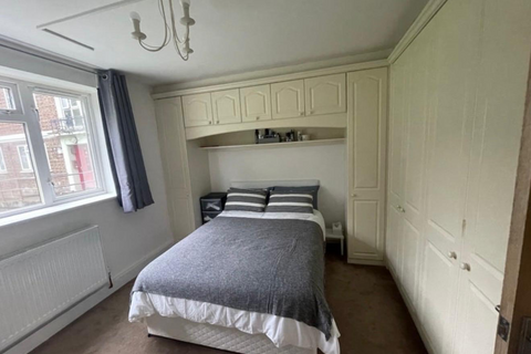 1 bedroom in a house share to rent, Longbridge Road, London, IG11