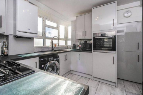 1 bedroom in a house share to rent, Longbridge Road, London, IG11