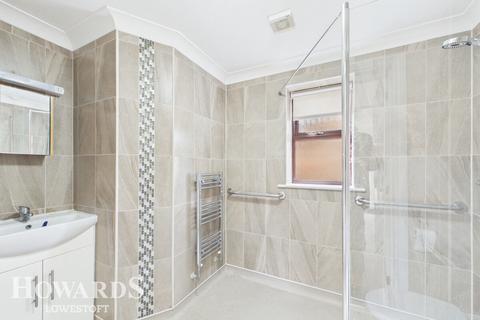 2 bedroom detached bungalow for sale, Chapel Road, Lowestoft