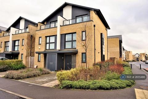 3 bedroom semi-detached house to rent, Elderberry Close, Romford, RM3