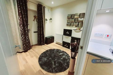 3 bedroom semi-detached house to rent, Elderberry Close, Romford, RM3