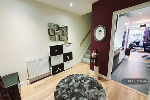 3 bedroom semi-detached house to rent, Elderberry Close, Romford, RM3