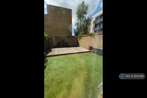 3 bedroom semi-detached house to rent, Elderberry Close, Romford, RM3