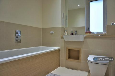 3 bedroom semi-detached house to rent, Elderberry Close, Romford, RM3