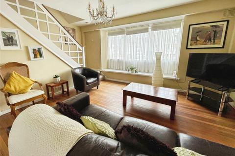 2 bedroom maisonette for sale, Southbourne Gardens, London SE12