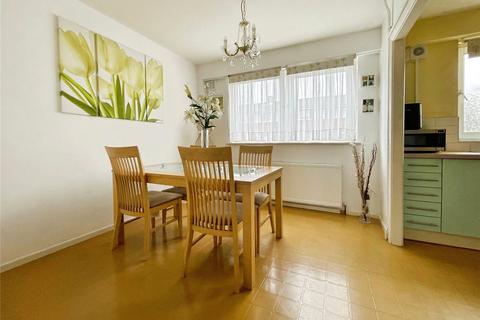 2 bedroom maisonette for sale, Southbourne Gardens, London SE12