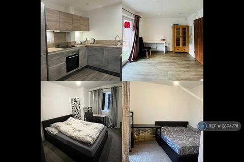 4 bedroom detached house to rent, Moss Lane West, Manchester, M15