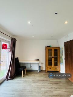 4 bedroom detached house to rent, Moss Lane West, Manchester, M15