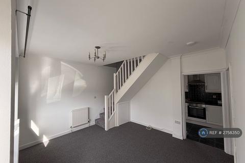 2 bedroom end of terrace house to rent, Hood Walk, Romford, RM7