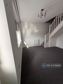 2 bedroom end of terrace house to rent, Hood Walk, Romford, RM7