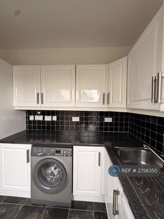 2 bedroom end of terrace house to rent, Hood Walk, Romford, RM7