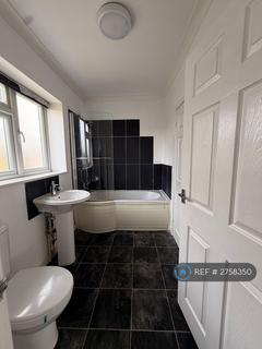 2 bedroom end of terrace house to rent, Hood Walk, Romford, RM7