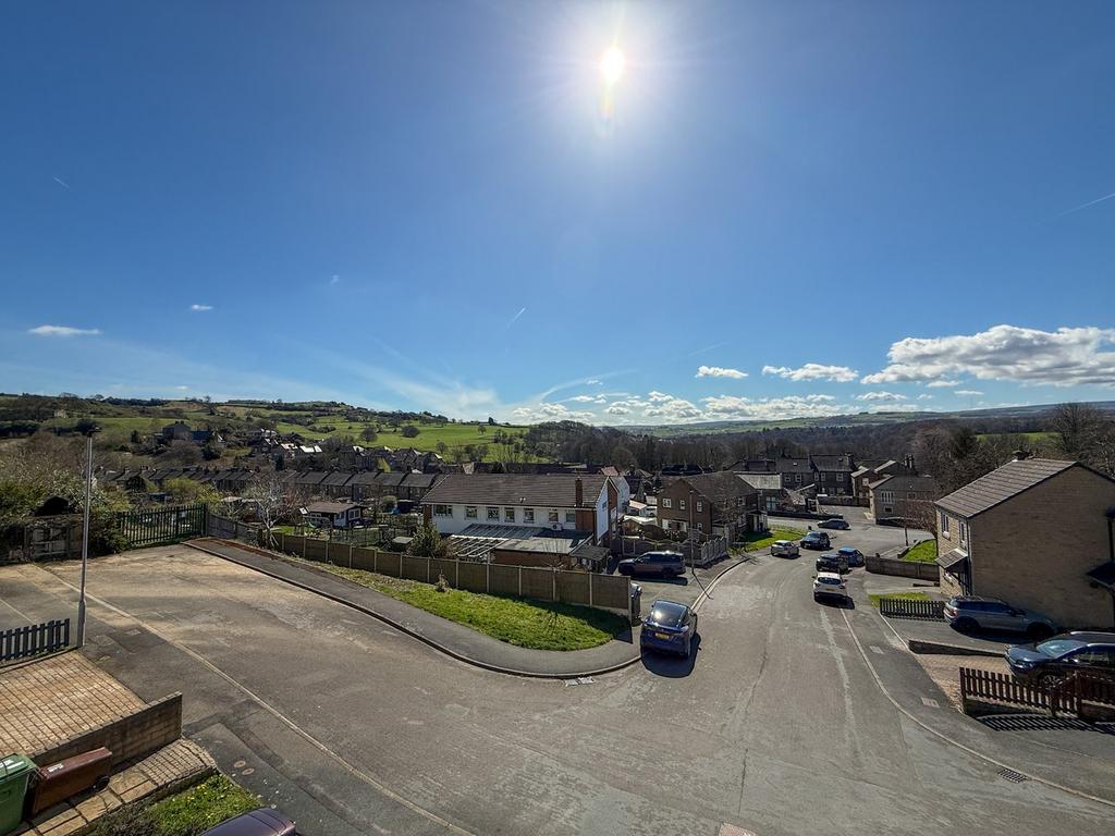 Calder Drive, Huddersfield HD4 3 bed semi-detached house - £55,000
