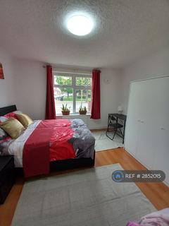Studio to rent, Lodge Avenue, Dagenham, RM8