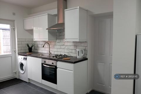 Studio to rent, Lodge Avenue, Dagenham, RM8
