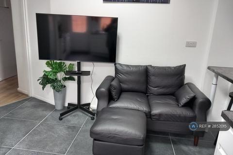 Studio to rent, Lodge Avenue, Dagenham, RM8