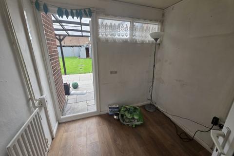 2 bedroom semi-detached house to rent, Feltham TW13