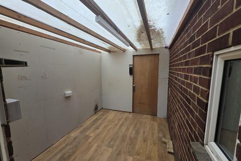 2 bedroom semi-detached house to rent, Feltham TW13