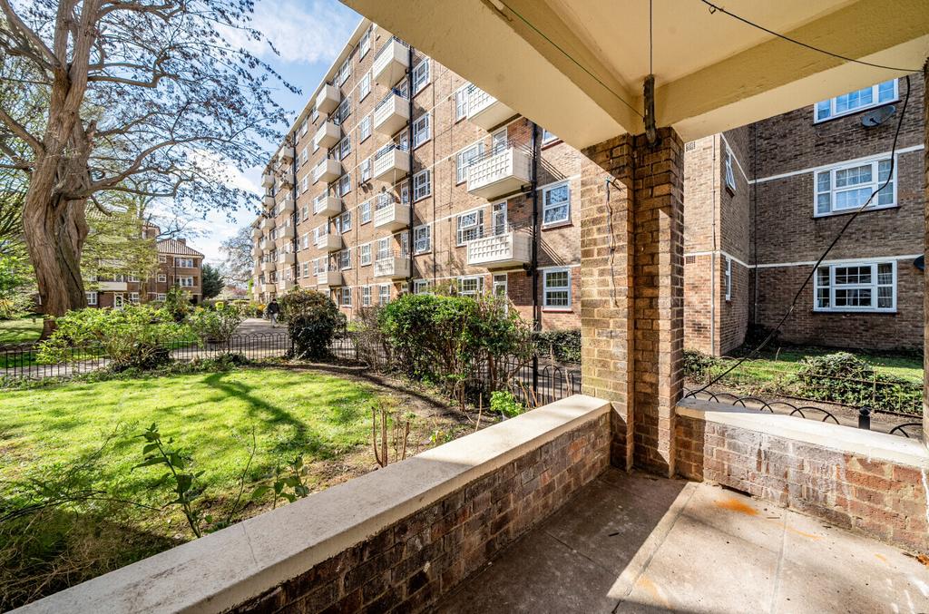 Glebe Court, Mitcham CR4 2 bed apartment for sale - £300,000