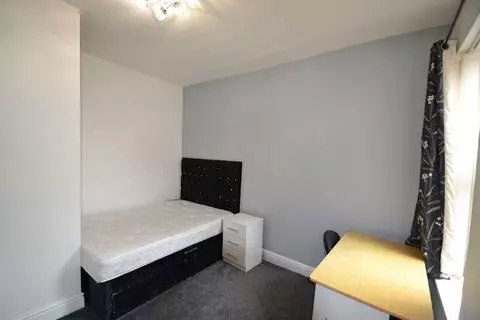 1 bedroom in a house share to rent - View 4