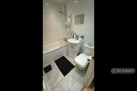 1 bedroom in a flat share to rent, Tooting London, London, SW17