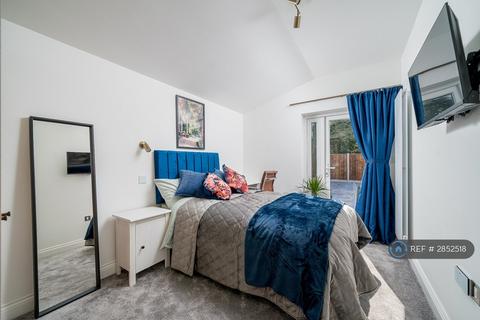 1 bedroom in a house share to rent, Park Avenue, Whitton, TW3