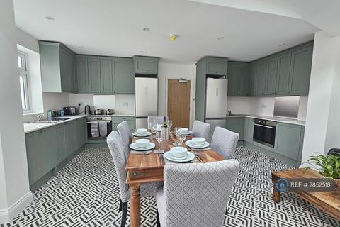1 bedroom in a house share to rent, Park Avenue, Whitton, TW3