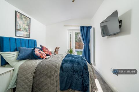 1 bedroom in a house share to rent, Park Avenue, Whitton, TW3