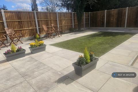 1 bedroom in a house share to rent, Park Avenue, Whitton, TW3