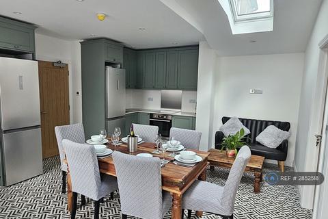 1 bedroom in a house share to rent, Park Avenue, Whitton, TW3