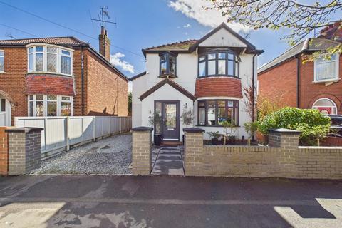 3 bedroom detached house for sale, Queensgate, Bridlington