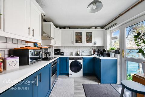 3 bedroom end of terrace house for sale, Hamilton Close, SE16